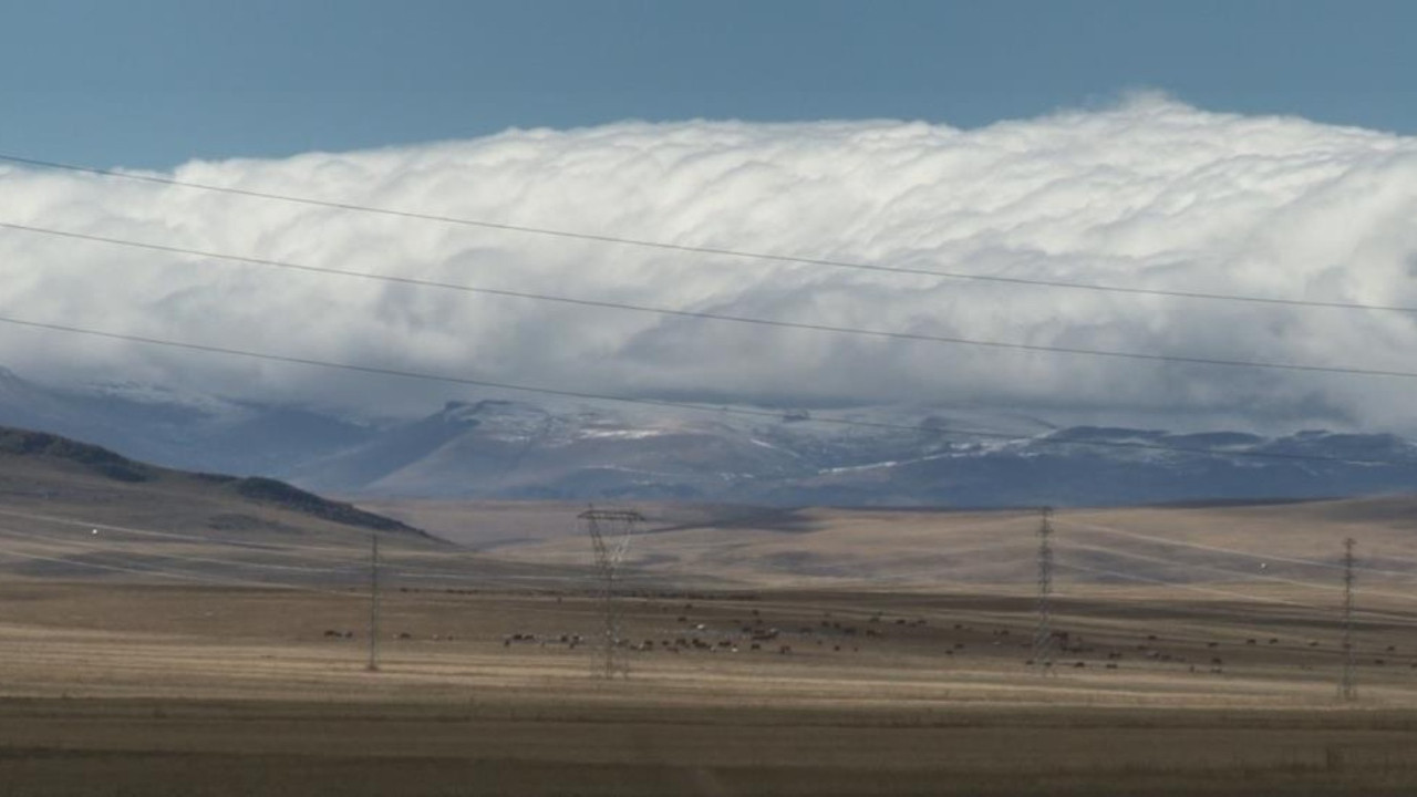 Kars'ta dağların zirvesine mevsimin ilk karı yağdı