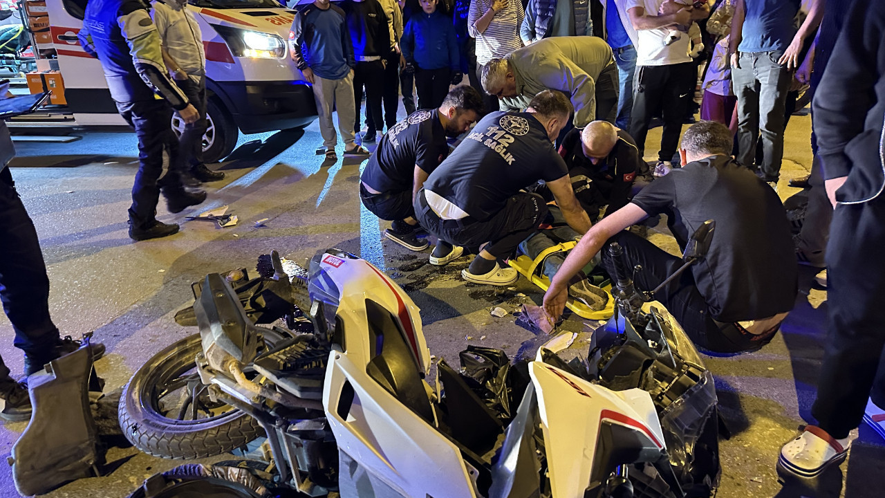 Otomobille motosiklet çarpıştı: Yaralılar var