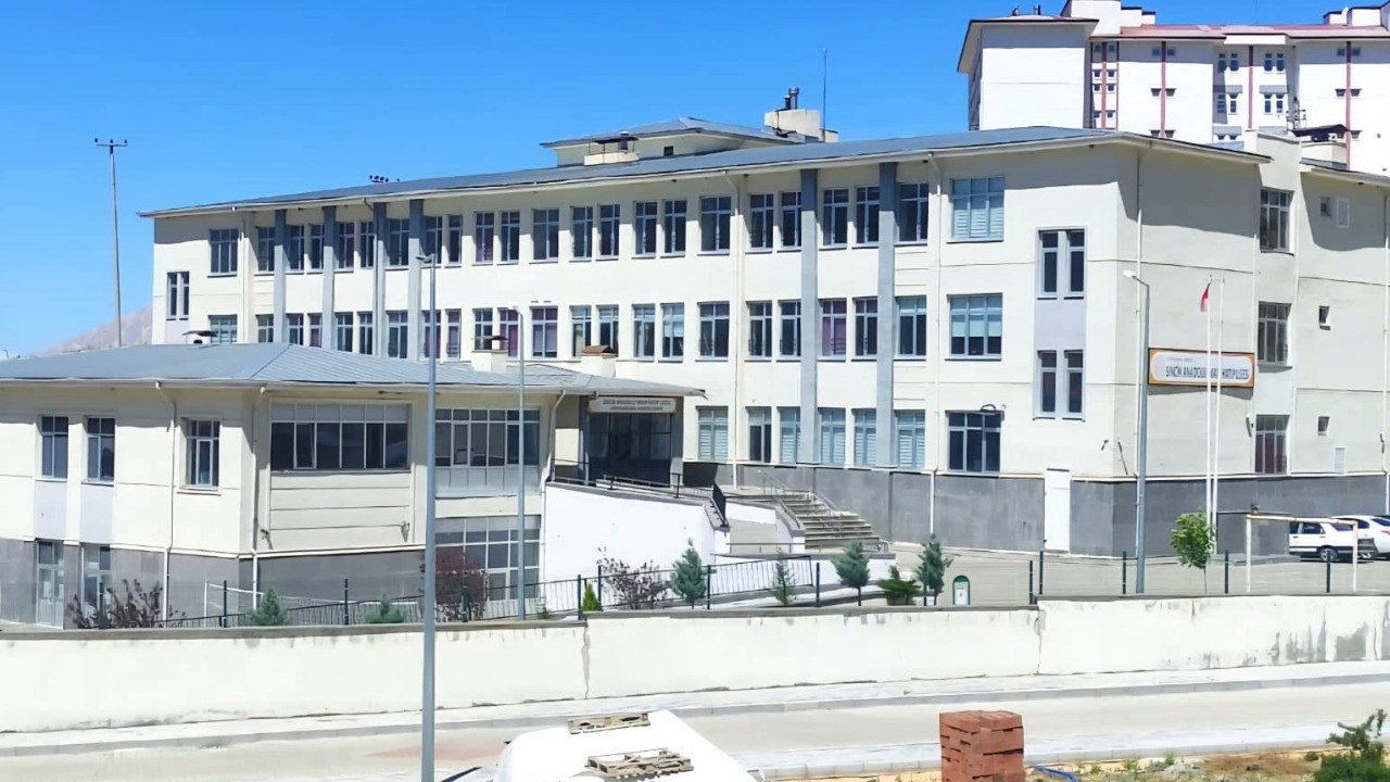 Bu okulda 2 aydır hem elektrik hem de su yok