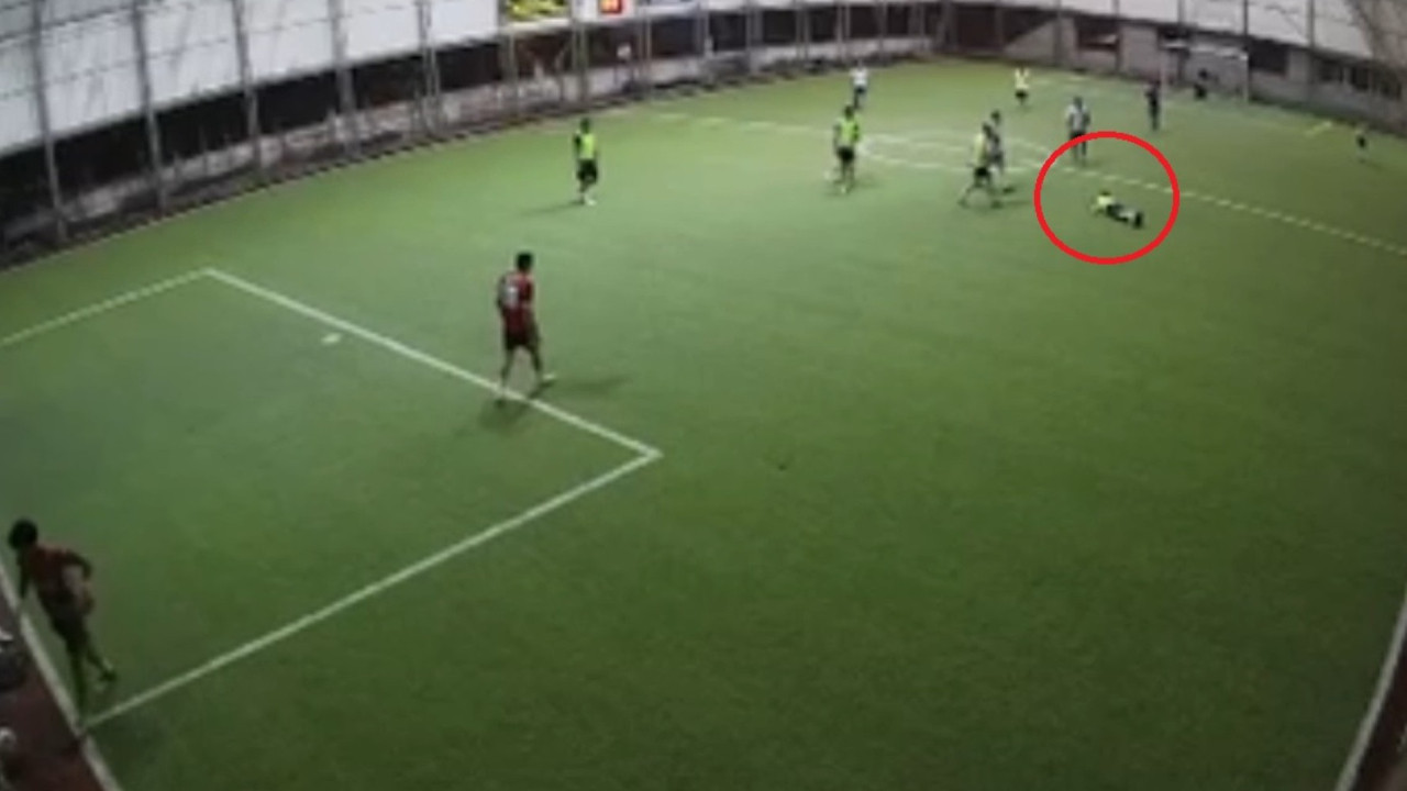 Polis memuru halı sahada can verdi