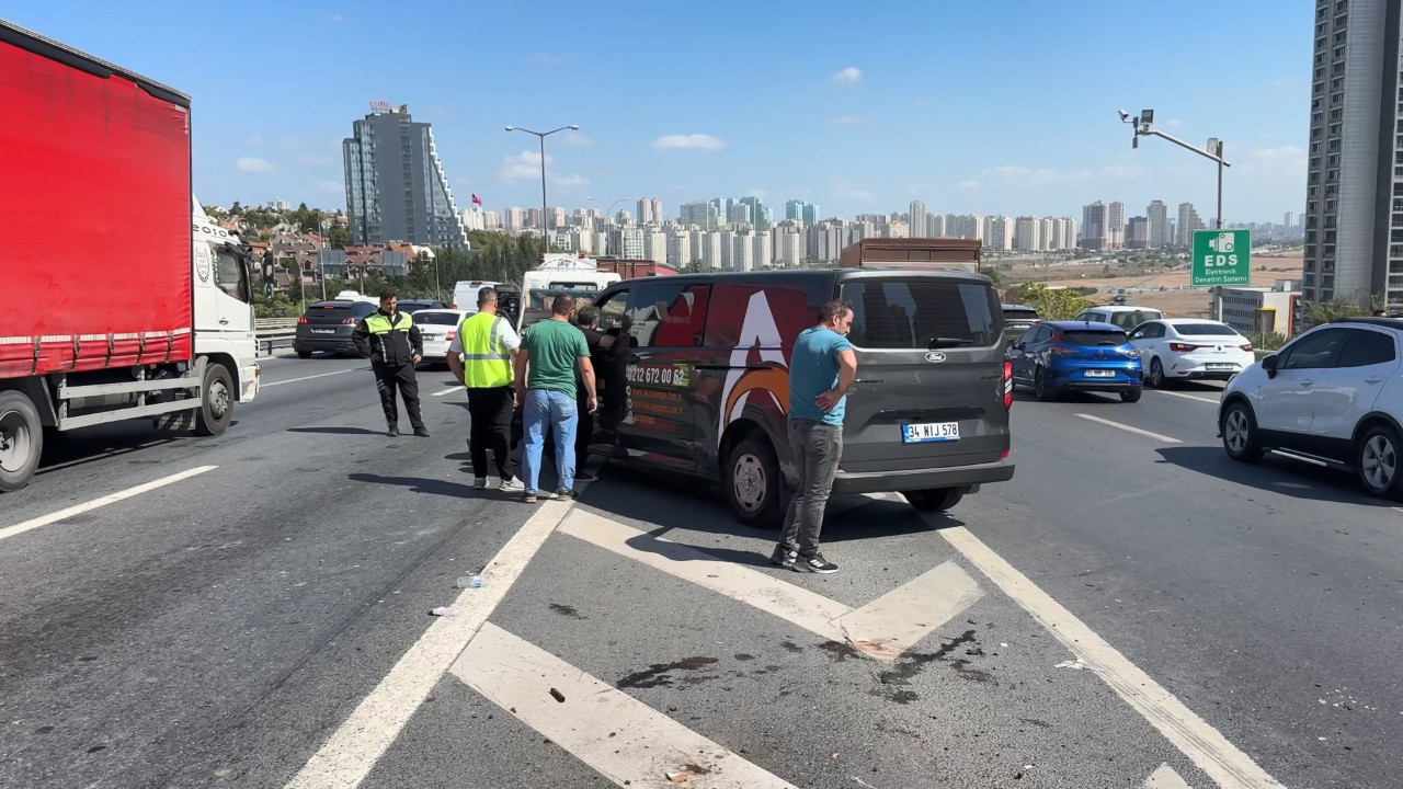 TEM'de feci kaza: Savrulan minibüs, tekerlekli sandalyedeki adama çarptı