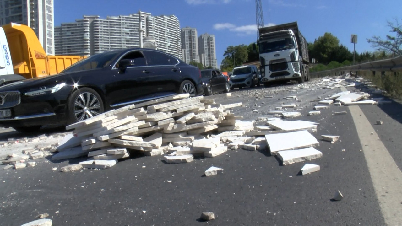 Başakşehir’de TIR’dan düşen mermerler trafiği felç etti