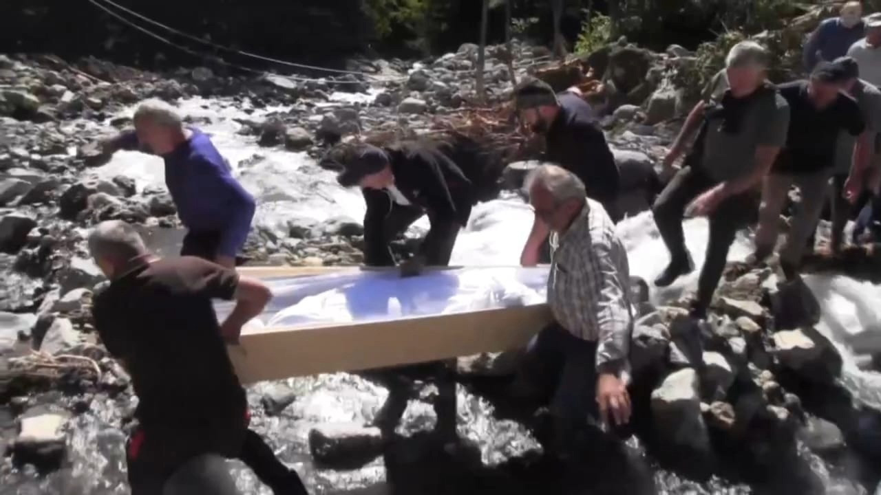 Cenazesi 2 kilometre boyunca elden ele taşındı