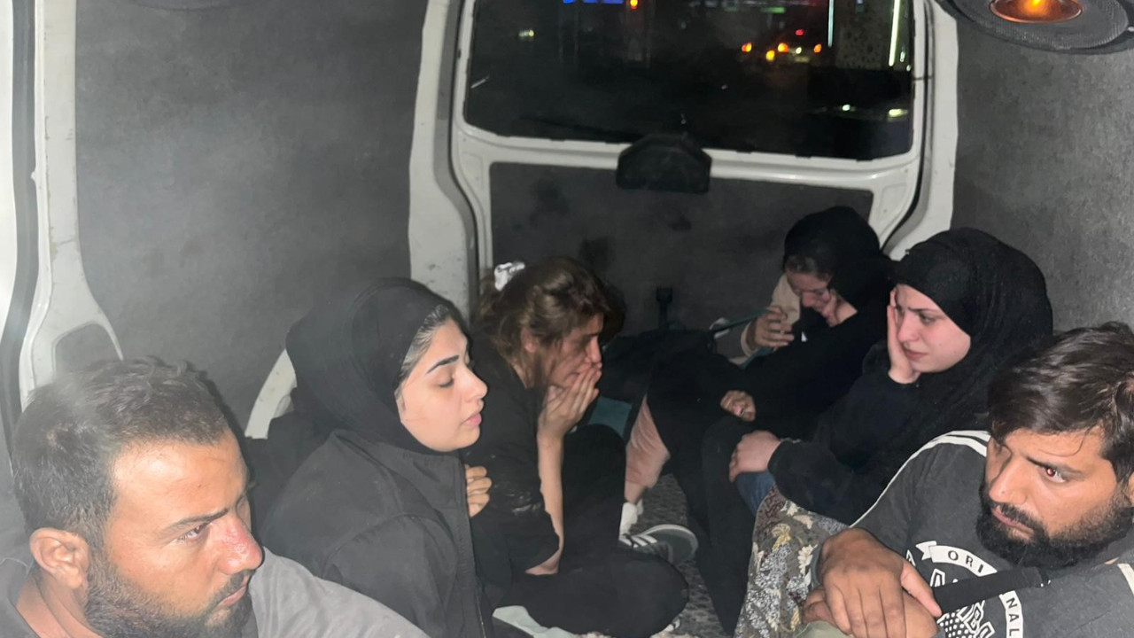 Polis kontrolünden kaçtı, kaza yaptı: Minibüsten 11 kaçak göçmen çıktı