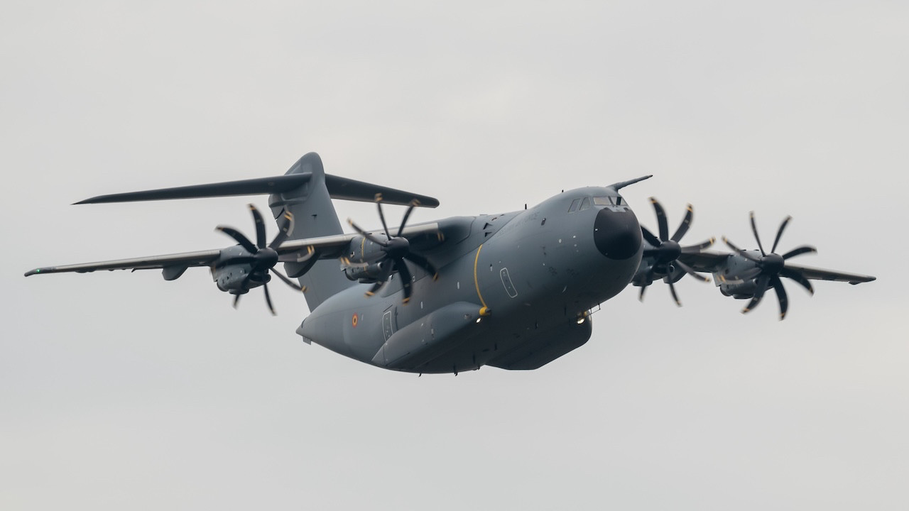 Savunma bakanını taşıyan askeri uçakta GPS arızası