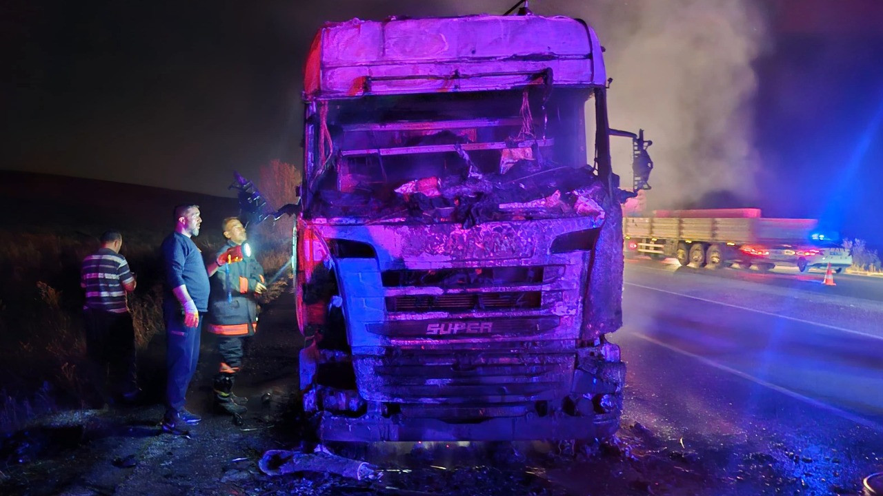 Seyir halindeyken alevlere teslim oldu