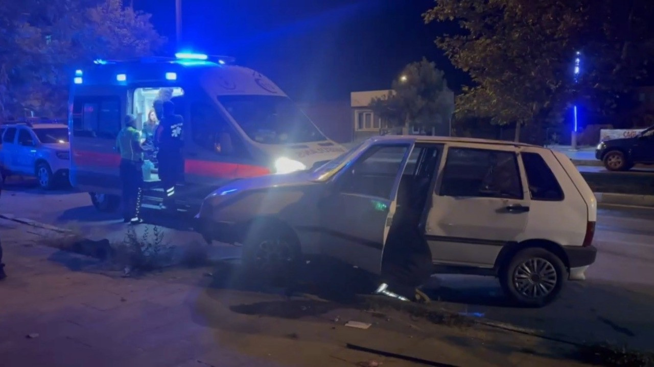 Erzincan'da otomobil kaldırıma çıktı: 1 yaralı