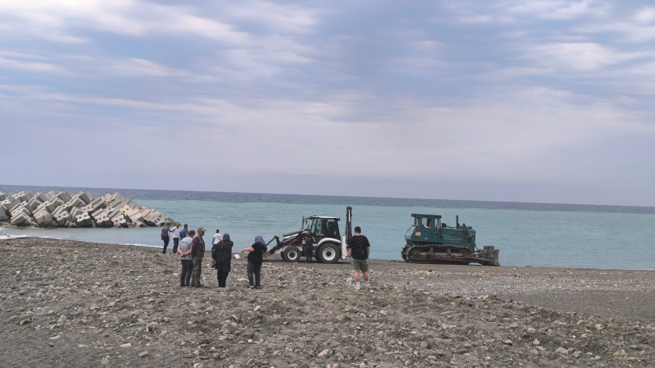 Güneşlenen kadını iş makinesiyle ezerek öldürmüştü: Tahliye edildi
