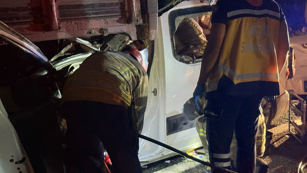 Kamyonun altına girdi: 2 ölü, 1 yaralı