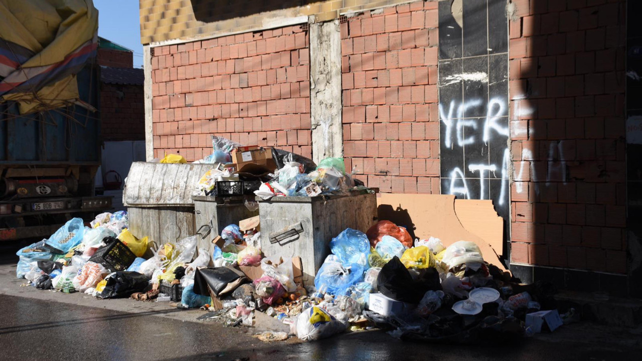 Karşıyaka'da çöp krizi sürüyor
