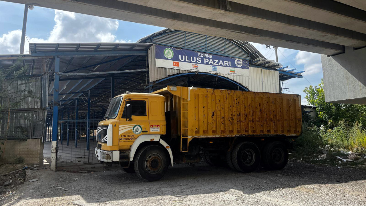 Turistler akın ediyordu, kapısına kamyon çekildi