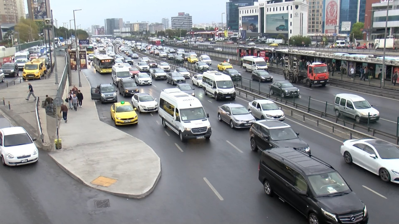 İstanbul'da yağmur trafiği kilitledi