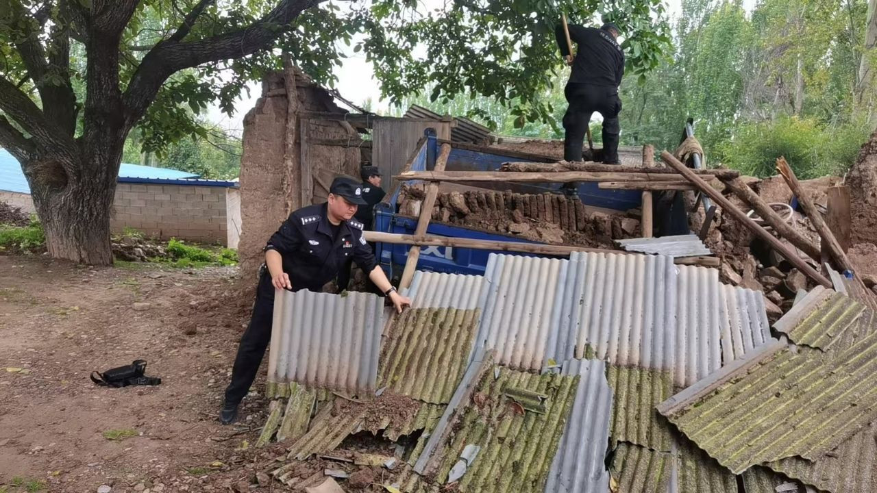 Çin'de şiddetli deprem: 7 kişi yaralandı, 8 ev yıkıldı