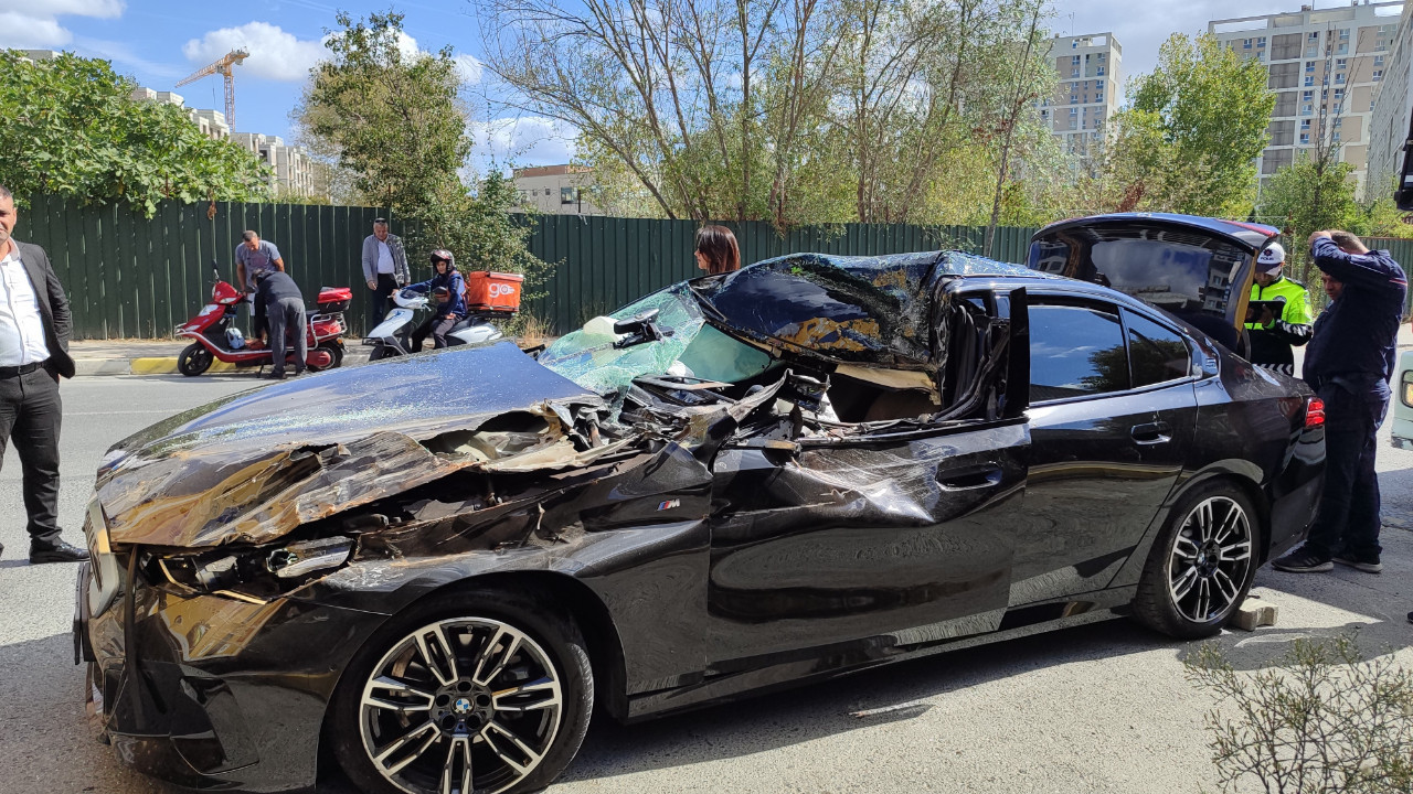 Kontrolden çıkan lüks otomobil TIR'ın altına girdi: Sürücü ağır yaralı