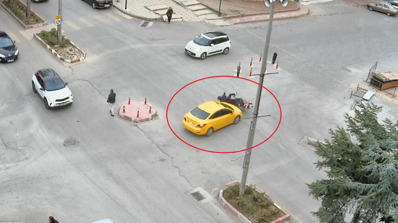 Taksi ile motosikletin çarpıştığı kazada 2 kişi yaralandı