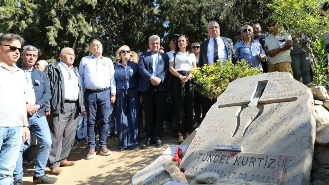 Tuncel Kurtiz, mezarı başında anıldı