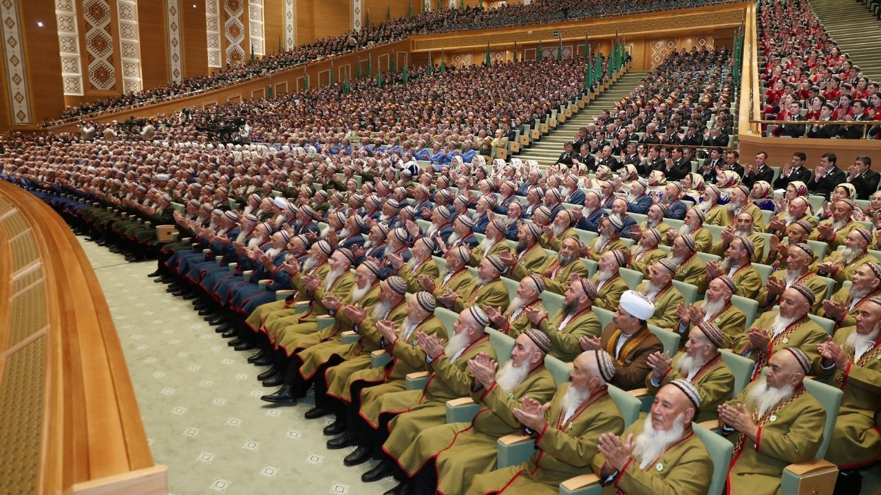 Türkmenistan'da şaşırtıcı öneri: Maaş ve burslar artırılmasın