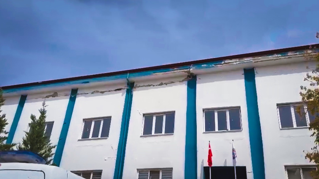 Belediye binası depremde zarar gördü