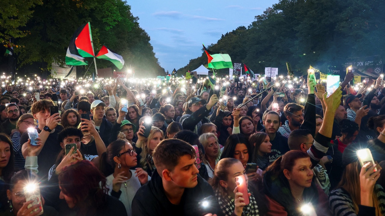 Berlin'de on binlerce insan sokağa döküldü