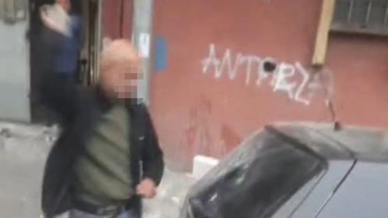 Hakaretler yağdırdı, aracına saldırdı