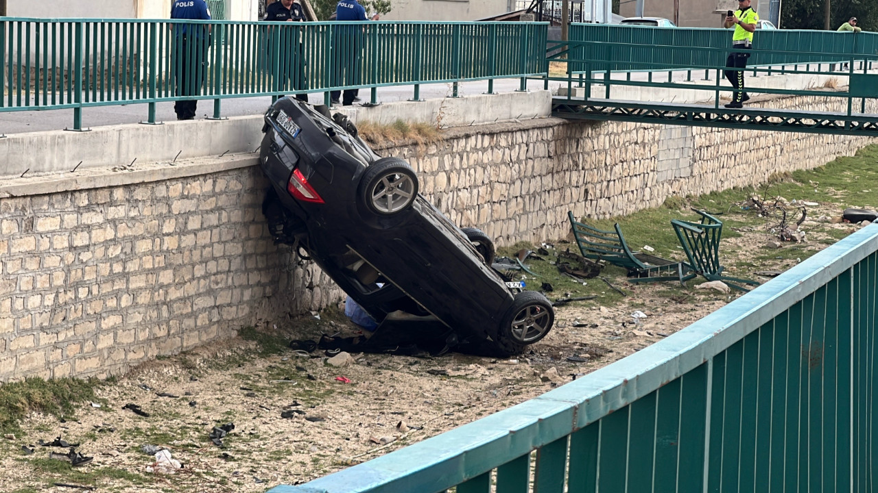 Otomobil kanala uçtu, genç kız öldü