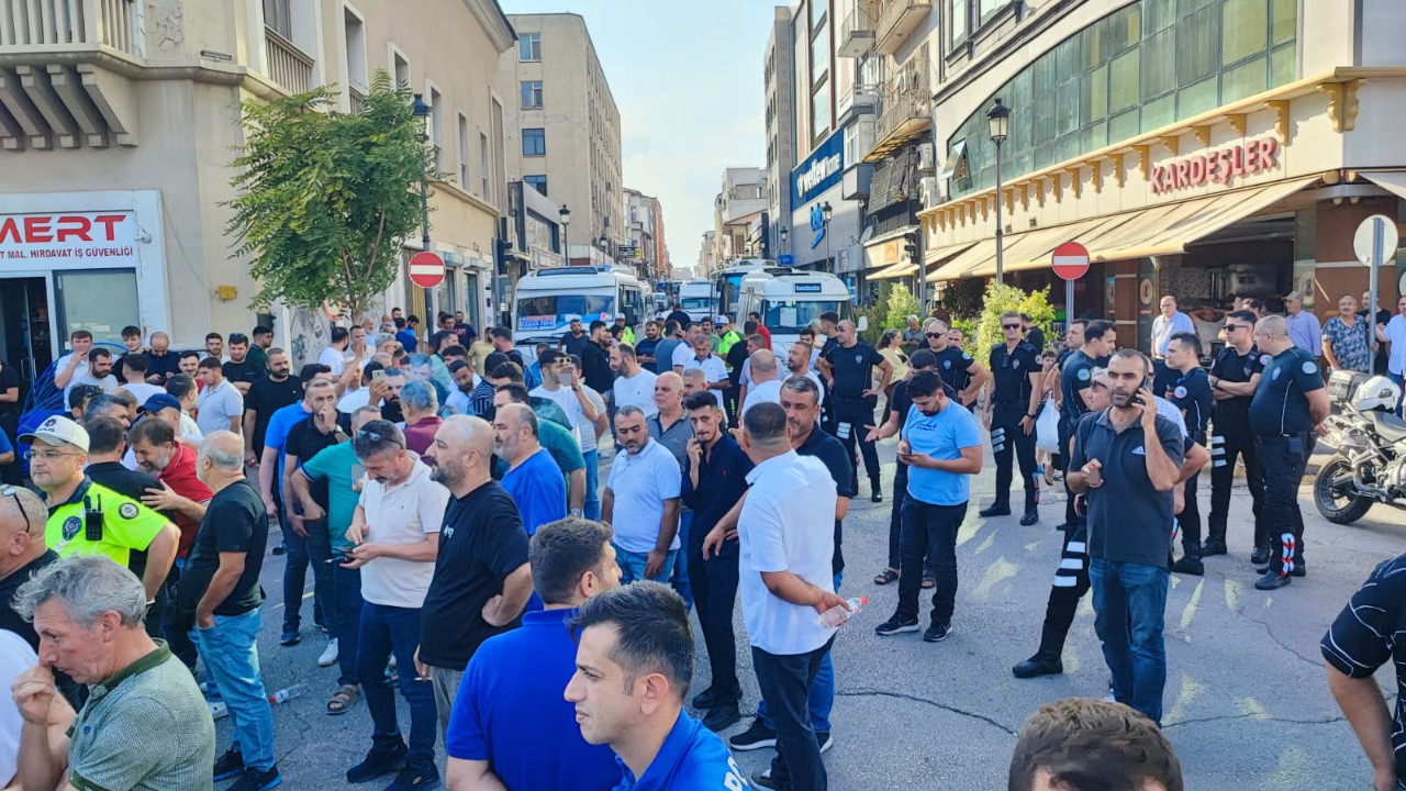 Dolmuşçular trafiği kilitledi