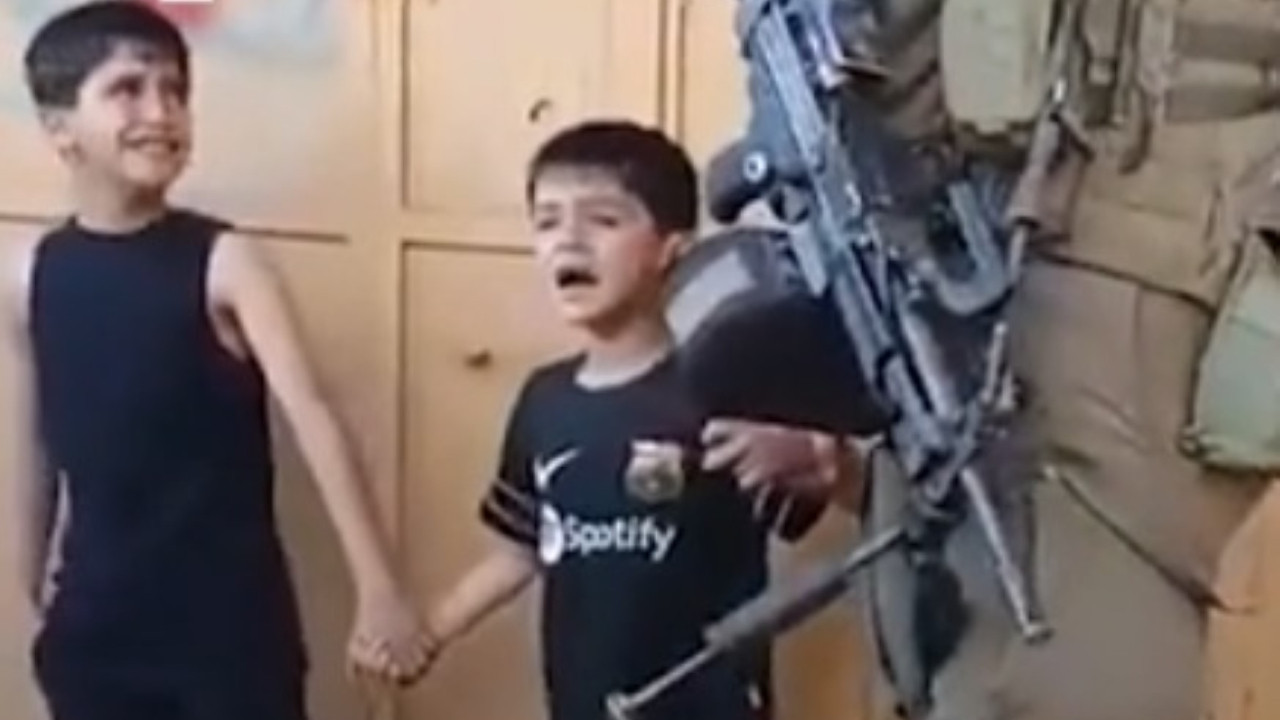 İsrail zulmü: Korkudan ağlayan 2 küçük çocuğu gözaltına aldılar