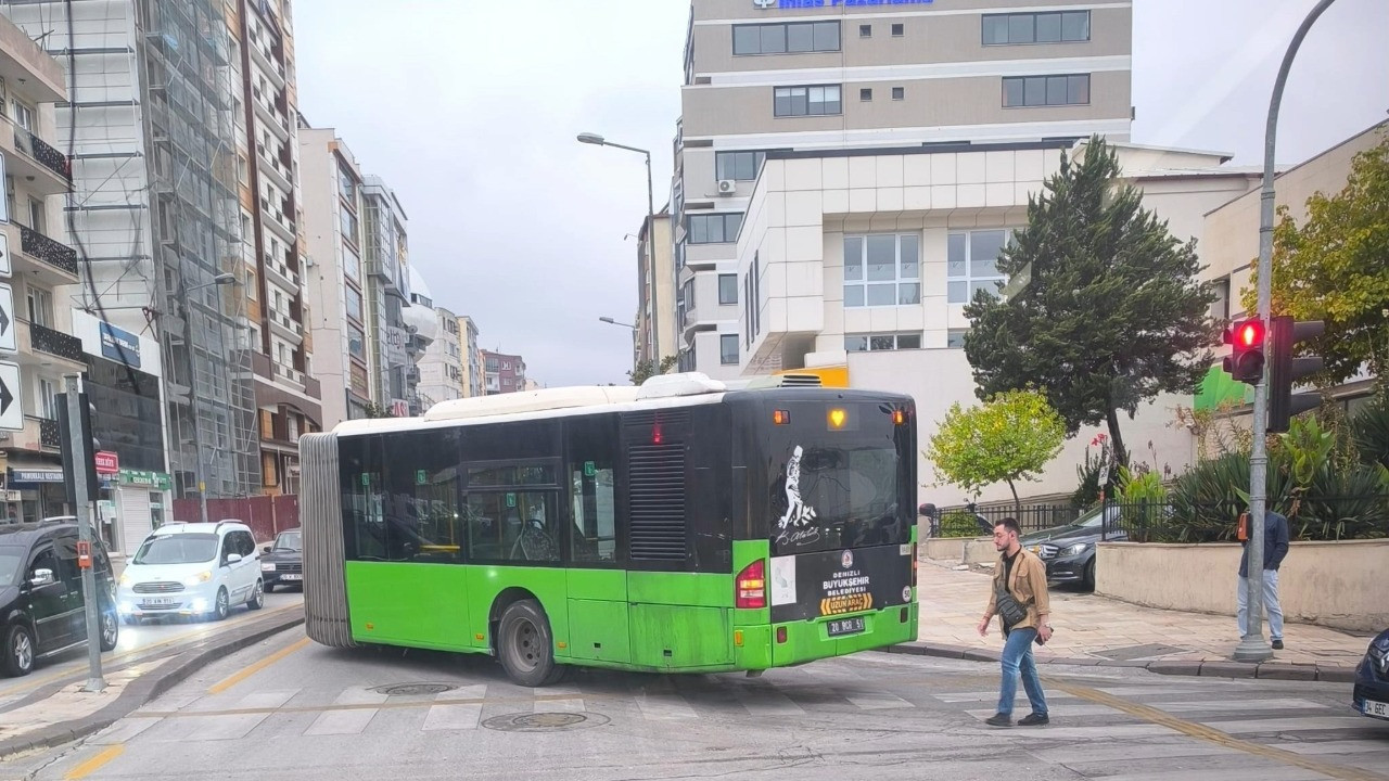 Otobüs yolu kapattı