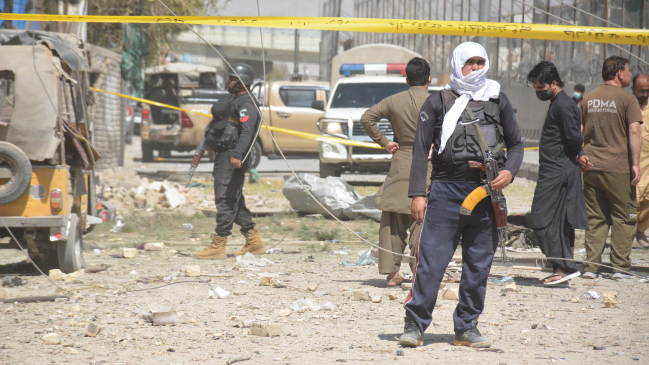 Pakistan'da karargaha bombalı saldırı: 8 ölü