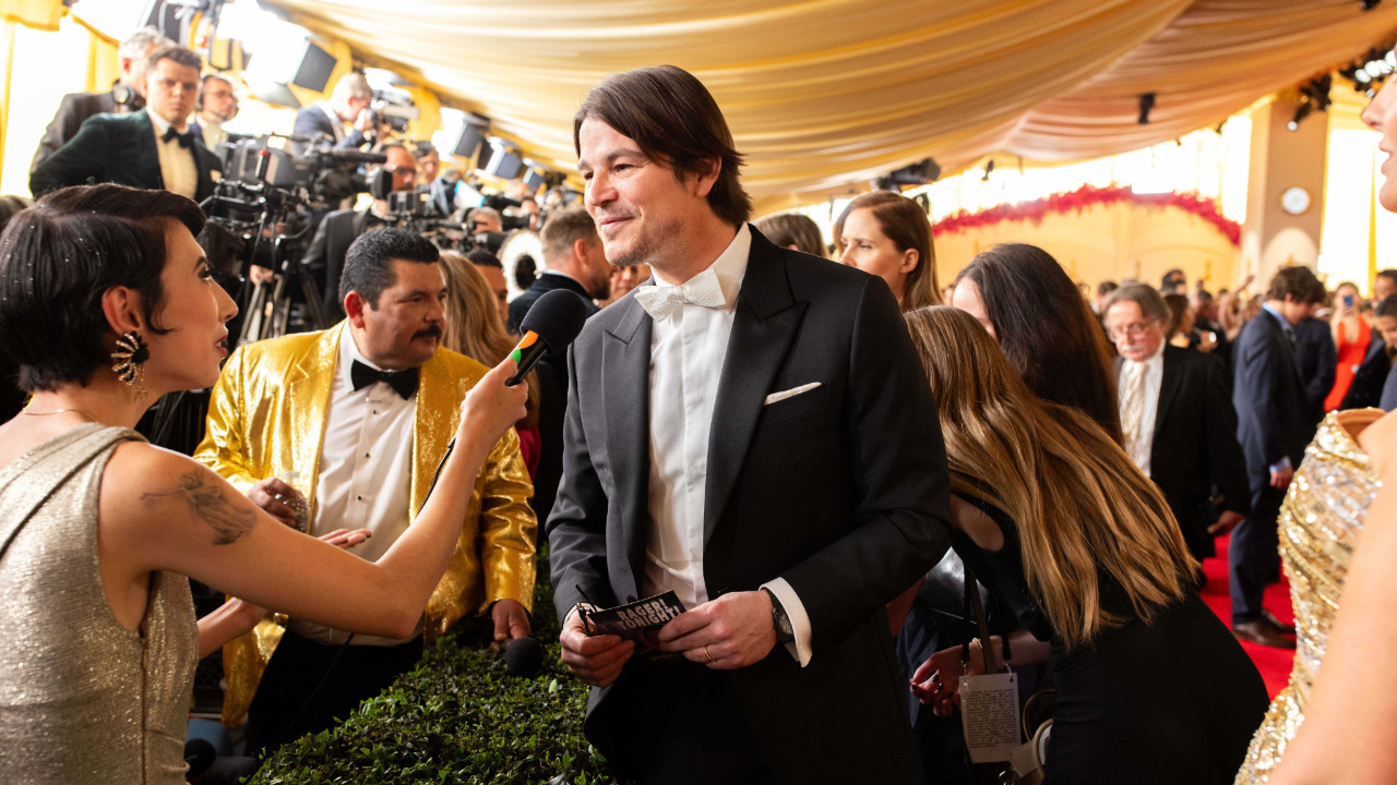 Ünlü oyuncu set çıkışı polis aracına çarptı: Hastaneye kaldırıldı
