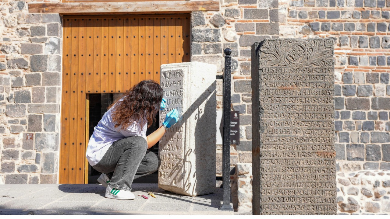 Kepçeye takılan mezar kapağı incelemeye alındı