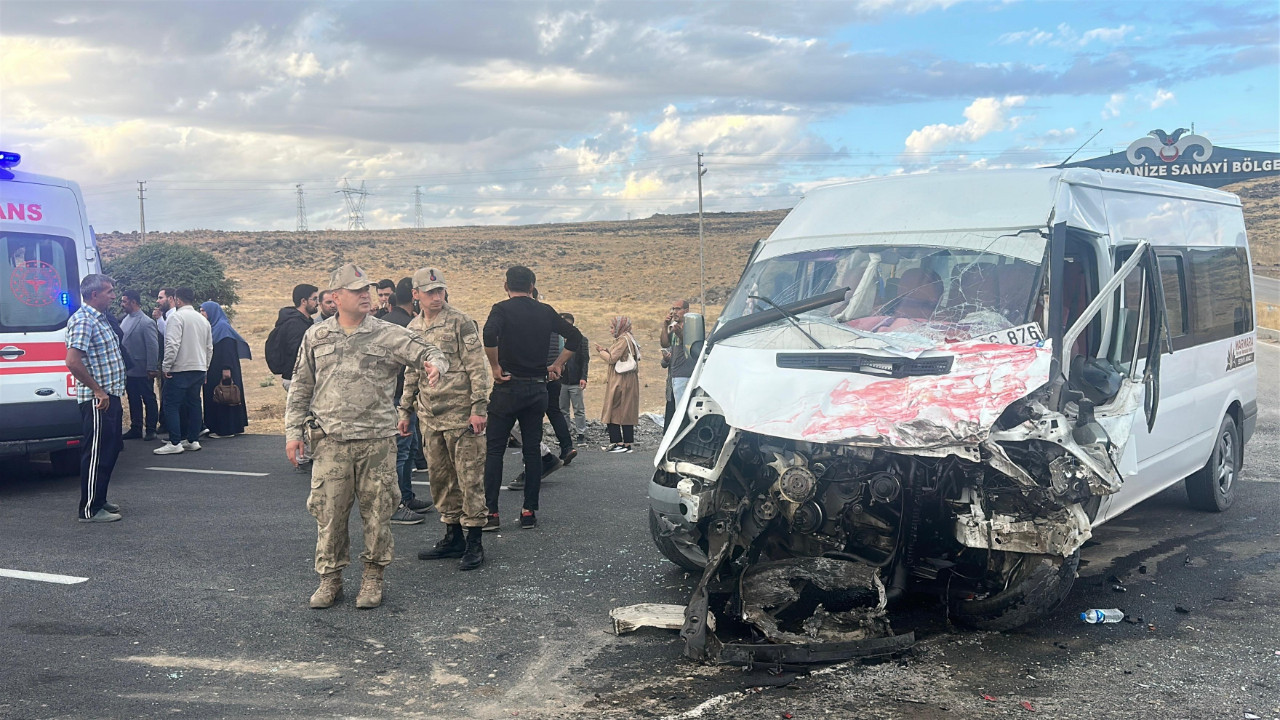 Öğrenci servisi kaza yaptı: 14 yaralı