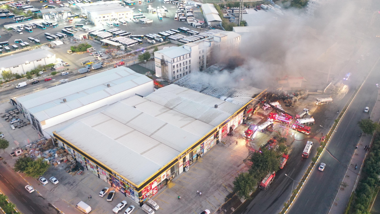 Şanlıurfa’da iş yeri yangını: Çatının bir bölümü çöktü