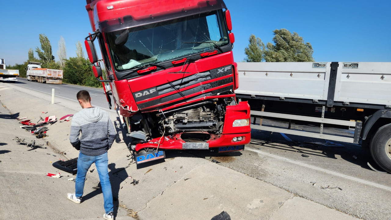 Afyonkarahisar’da 2 TIR çarpıştı: 4 yaralı