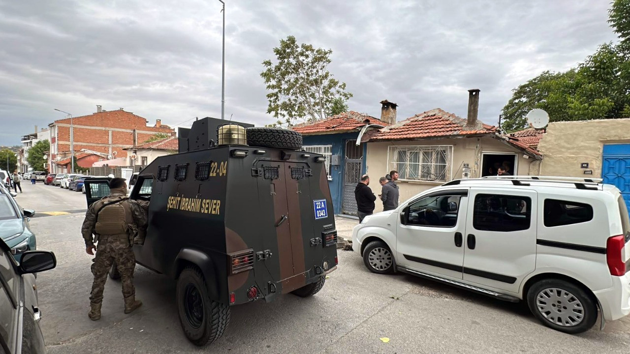 Edirne'de bir evde 15 kaçak göçmen ile 4 FETÖ şüphelisi yakalandı