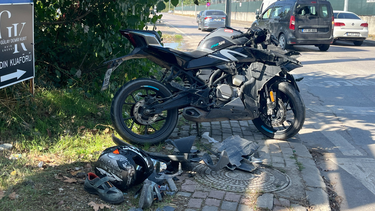 Kocaeli’de minibüsle motosiklet çarpıştı: Sürücü ağır yaralı