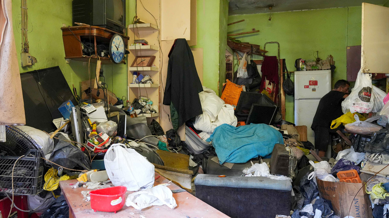 Kötü koku yayılan evden 10 kamyon çöp çıktı