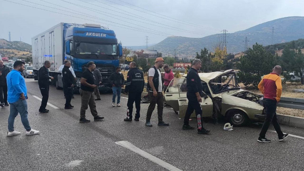 İki otomobil ile TIR çarpıştı: Ölü ve yaralılar var