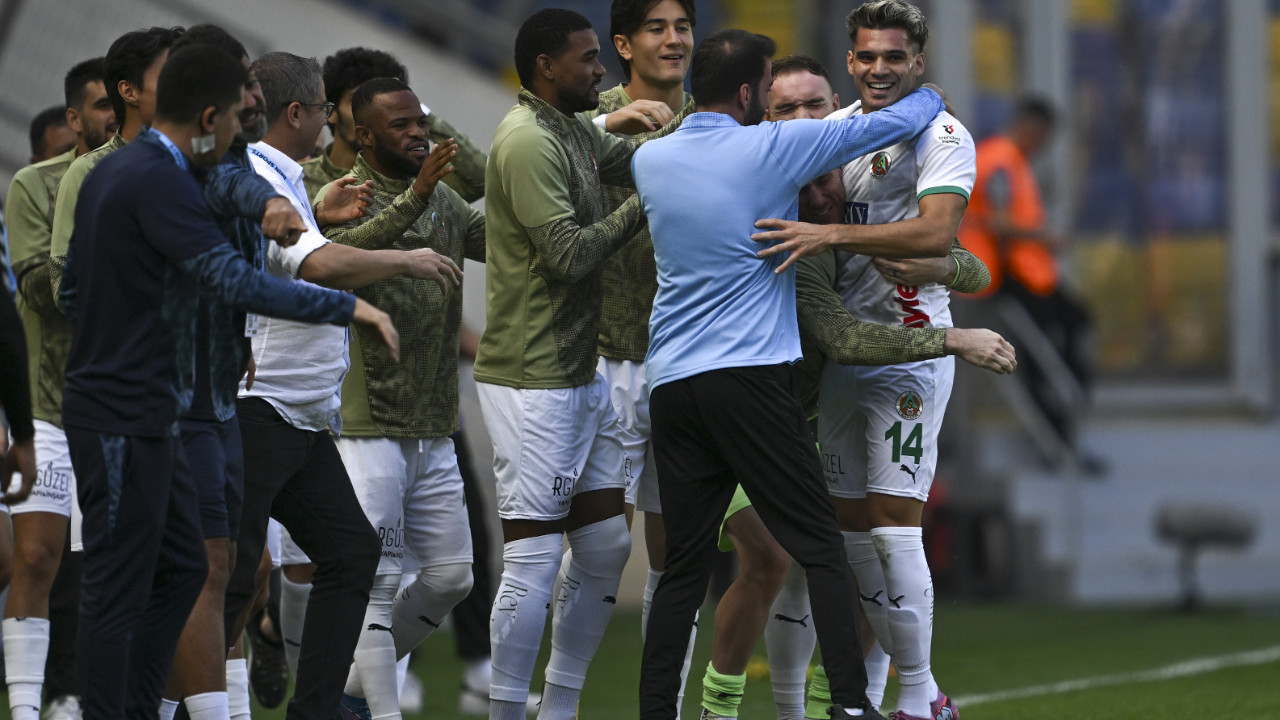 Ianis Hagi, Gheorghe Hagi'den 29 yıl sonra Süper Lig'de frikik golü attı