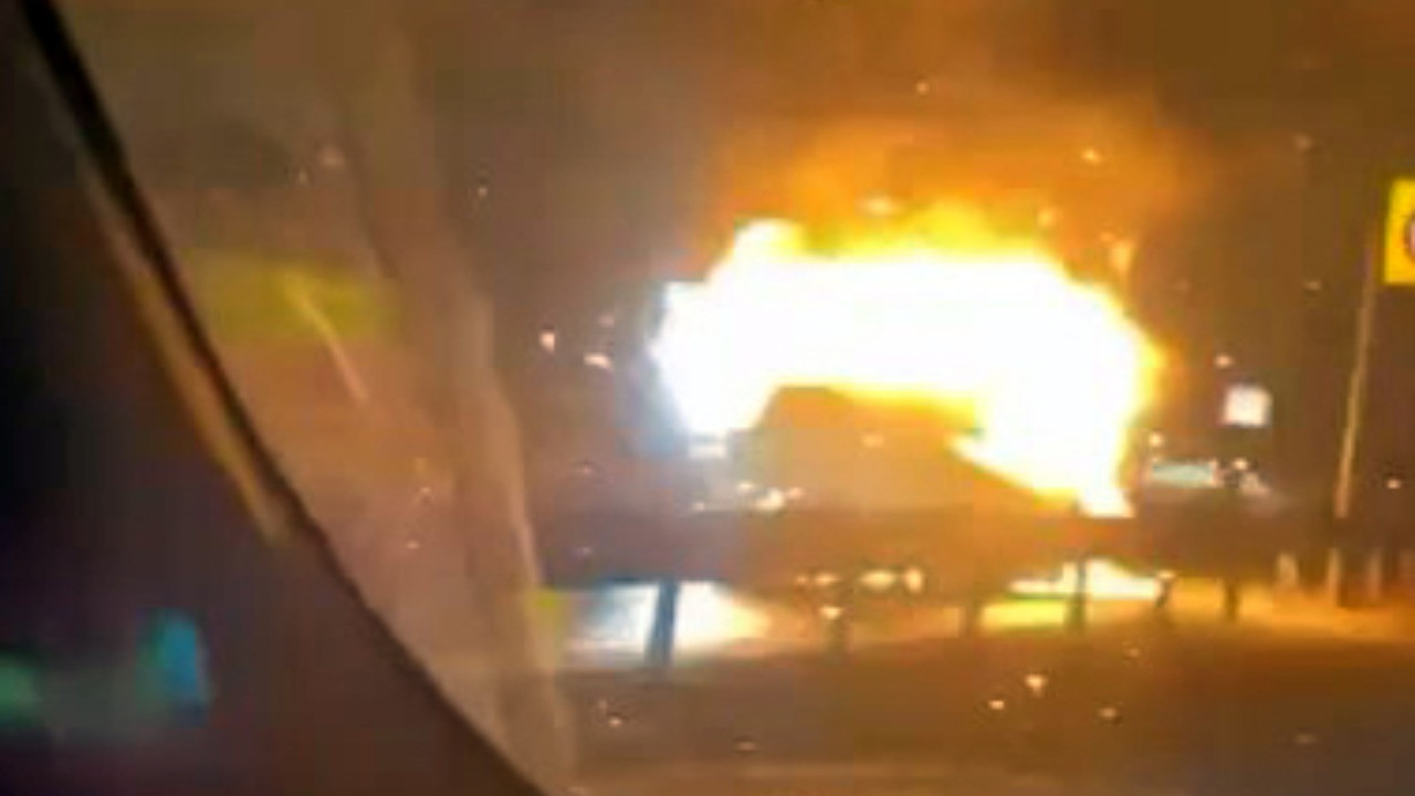 Küçükçekmece D-100'de otomobil yandı