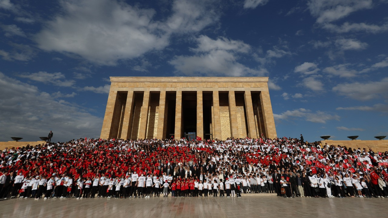 LÖSEV, on binlerce gönüllüyle Anıtkabir'i ziyaret etti