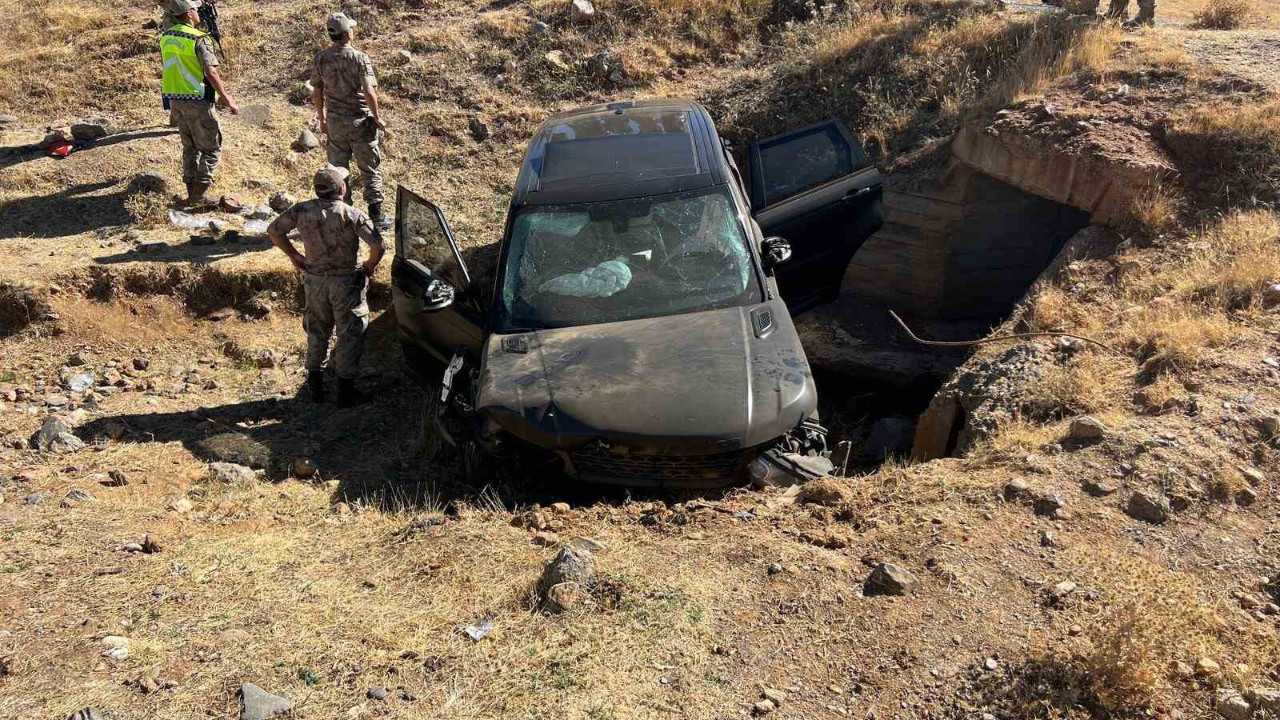 Muş’ta takla atan araç şarampole uçtu