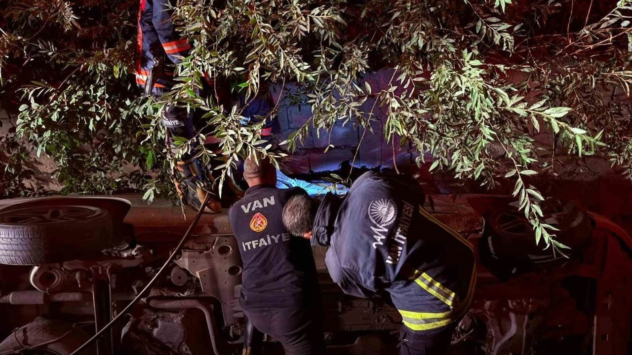 Van'da otomobil su kanalına düştü