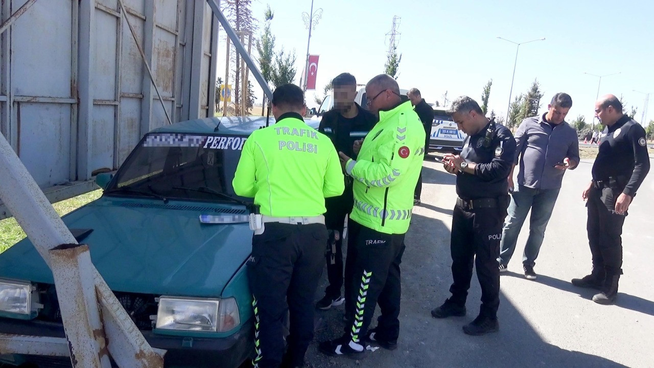 Cezadan kurtulmak için otomobilini sakladı