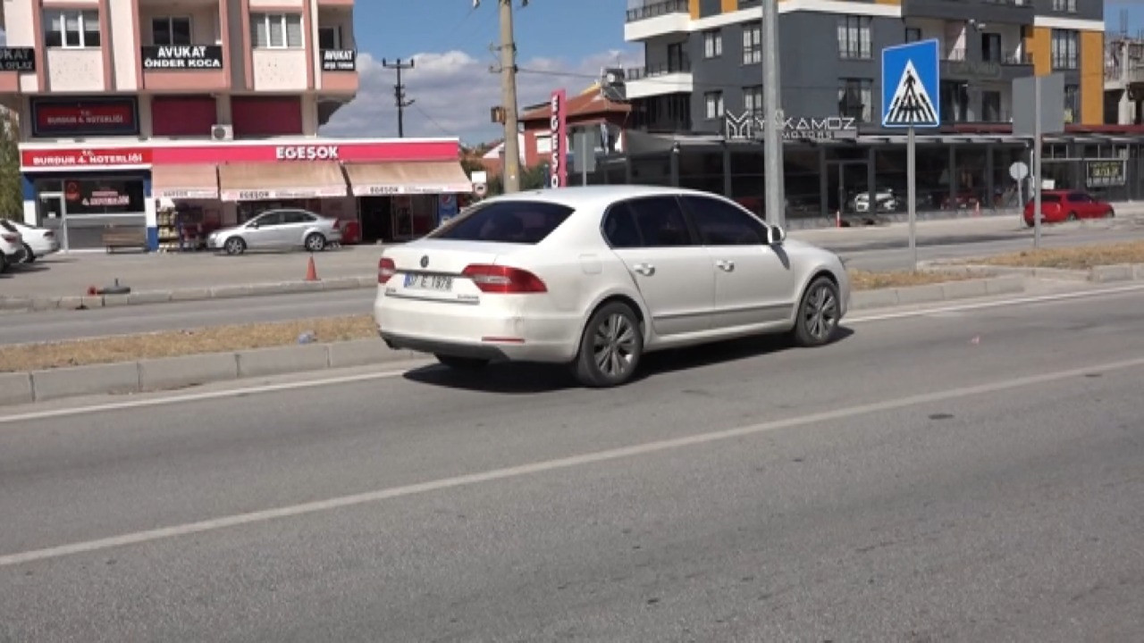 Direksiyon başında fenalaştı, dörtlüleri yakıp durdu ama…