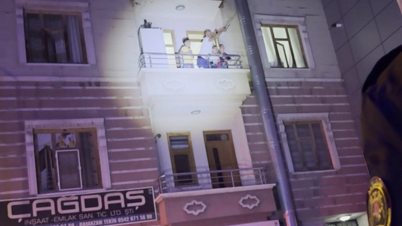 Eski eşini darbedip, çocukları rehin aldı