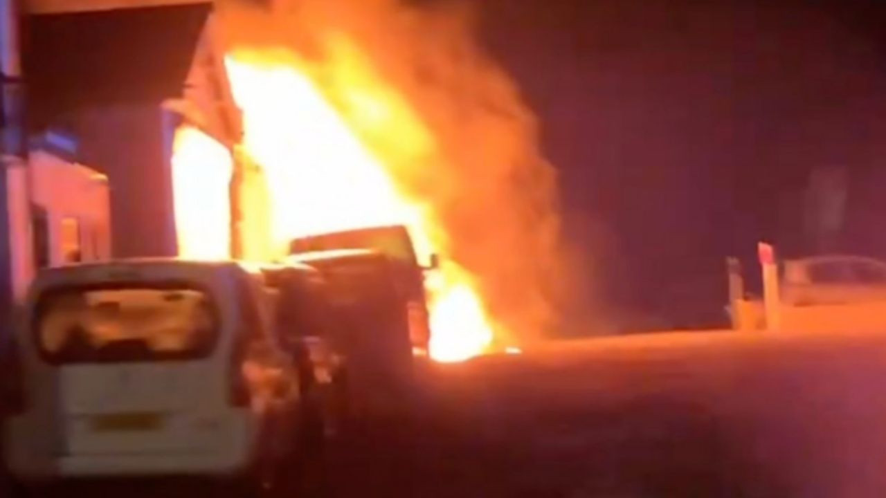 İngiltere'de cami yaktılar: İçeridekiler kıl payı kurtuldu