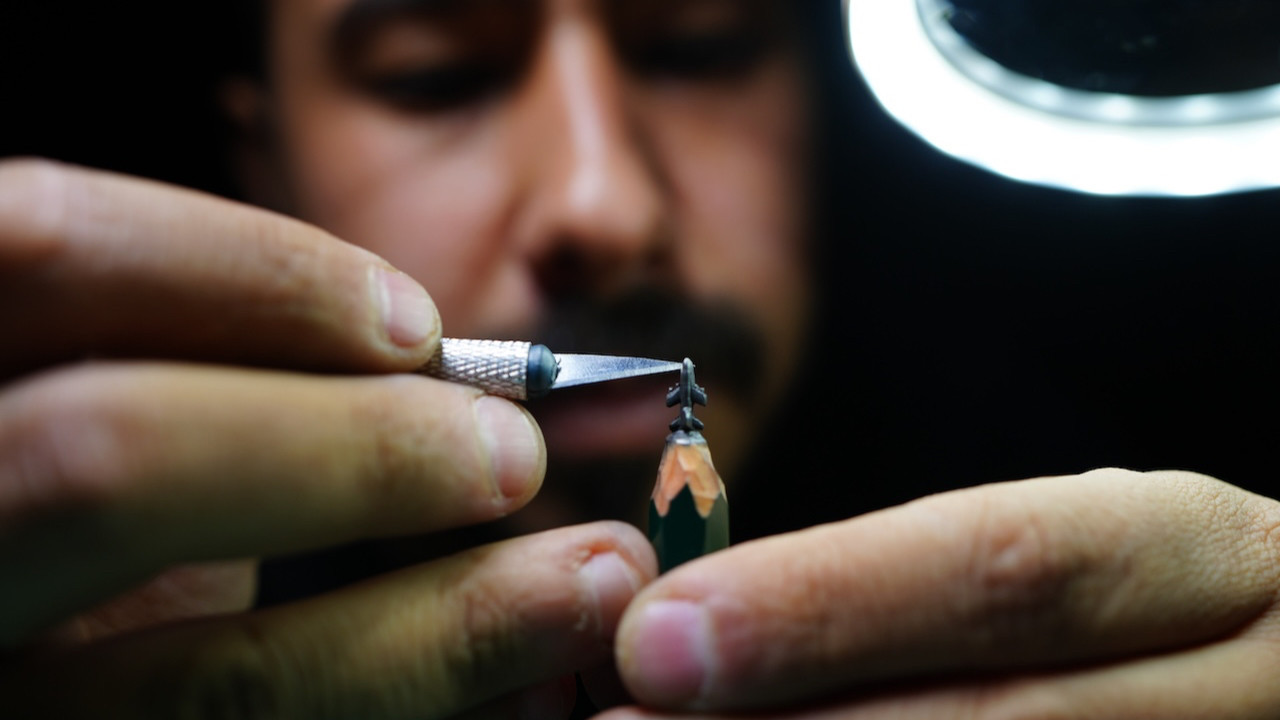 Kalemlerin ucundan sanat eseri çıkarıyor