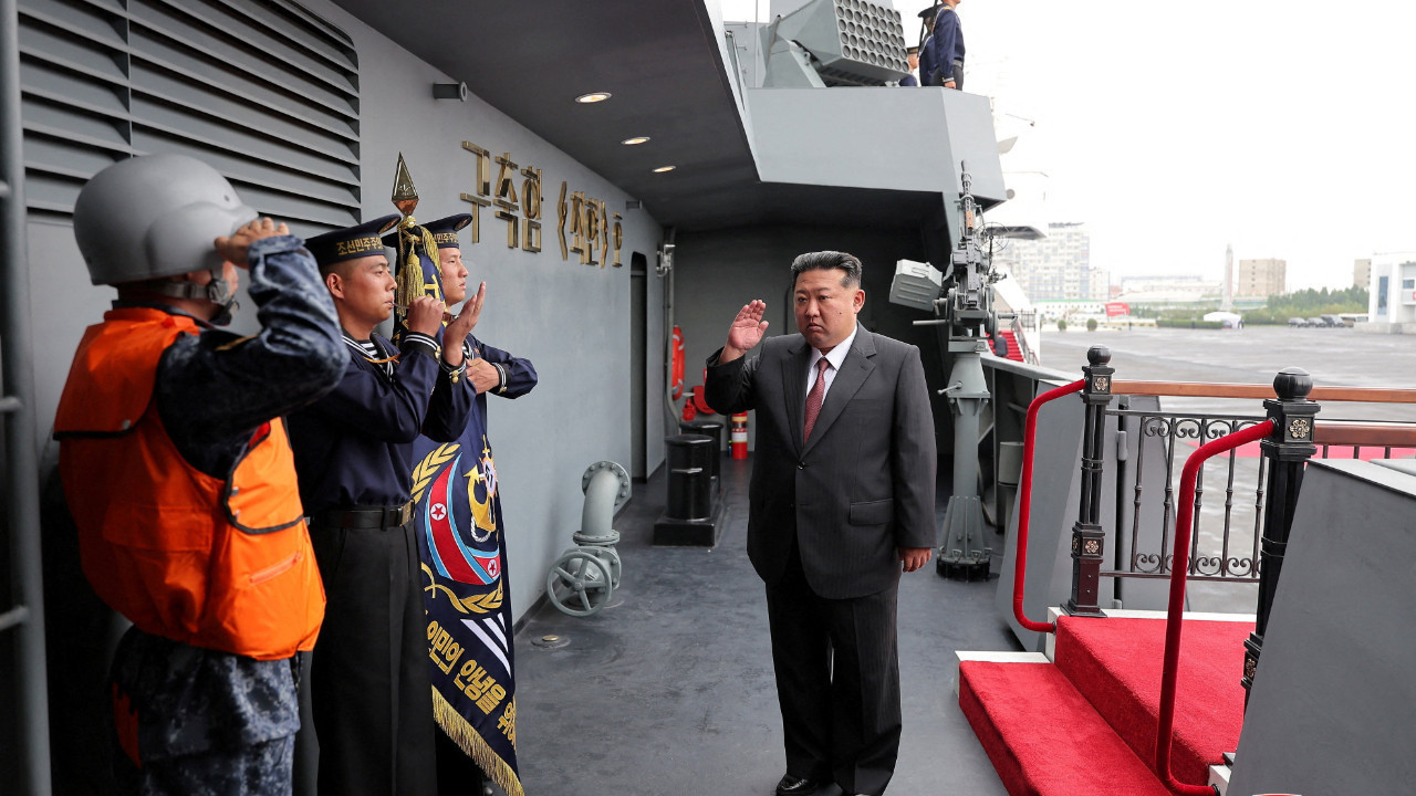 Kim Jong Un'dan yeni güç gösterisi: 5 bin tonluk destroyeri ziyaret etti