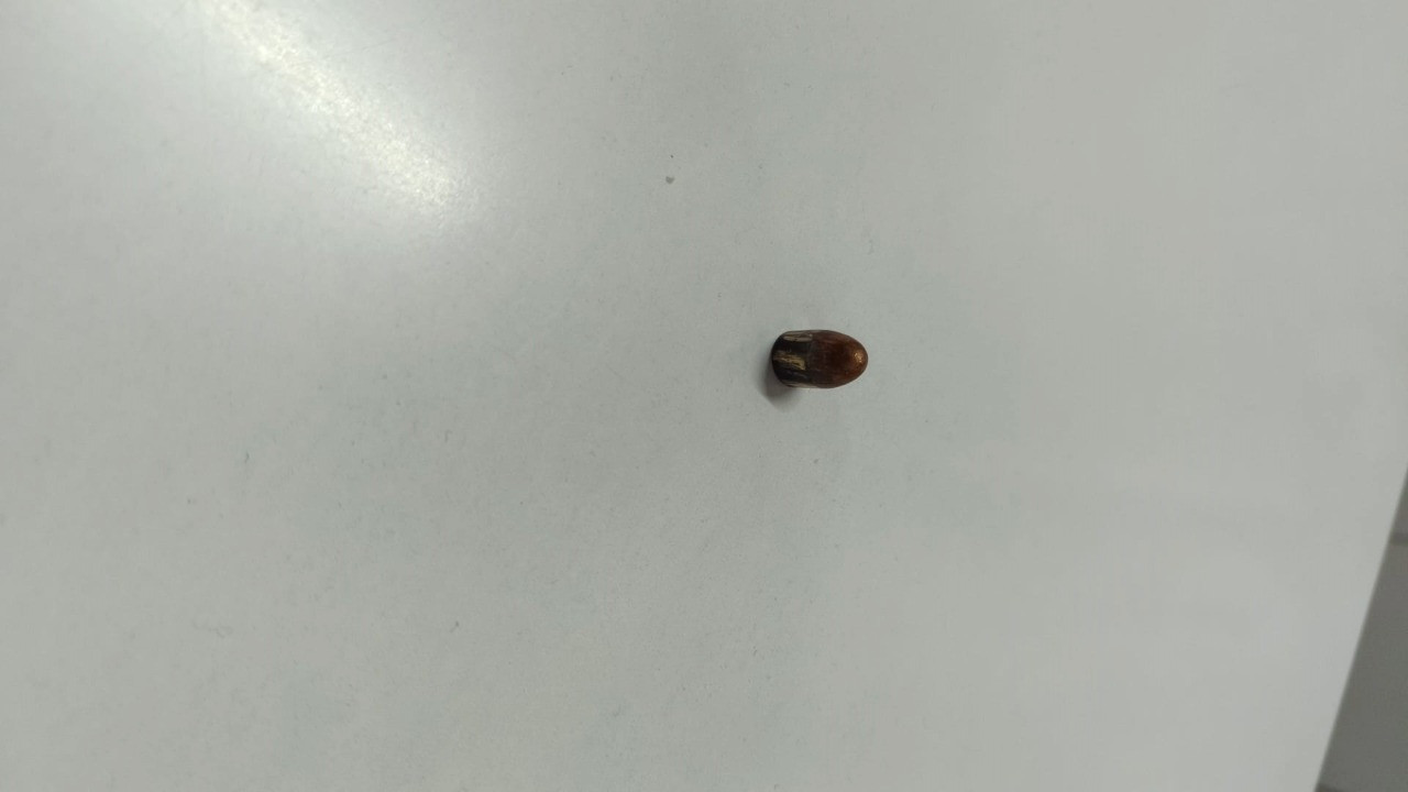 Yorgun mermi çatıyı deldi, zemine saplandı